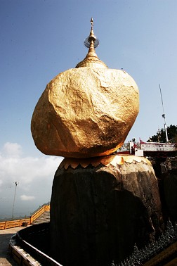 Golden Rock - Hòn Đá Vàng Bí Hiểm