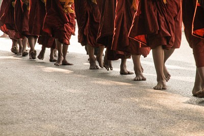 Độc Đáo Đi Chân Trần Viếng Chùa Myanmar Độc Đáo Đi Chân Trần Viếng Chùa Myanmar