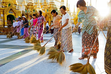 Du khách ngồi tù vì đi giày trong chùa ở Bagan