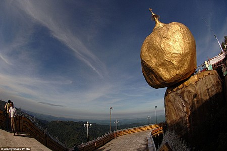 Hòn đá vàng Chênh vênh đầy nguy hiểm ở Myanmar