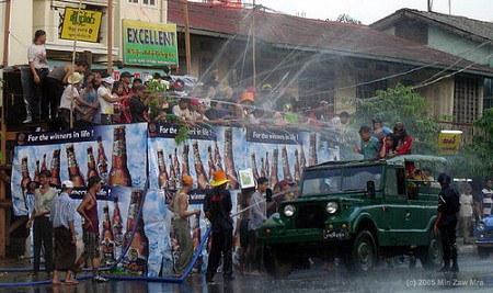 Khởi Hành Ngày 13/04: Tham Gia Lễ Hội Té Nước Myanmar: Khám phá vui nhộn và phấn khích trong mùa lễ hội đặc sắc Khởi Hành Ngày 13/04: Tham Gia Lễ Hội Té Nước Myanmar: Khám phá vui nhộn và phấn khích trong mùa lễ hội đặc sắc