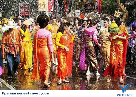 Trải nghiệm lễ hội té nước tại Myanmar - Ảnh 1 Trải nghiệm lễ hội té nước tại Myanmar - Ảnh 1