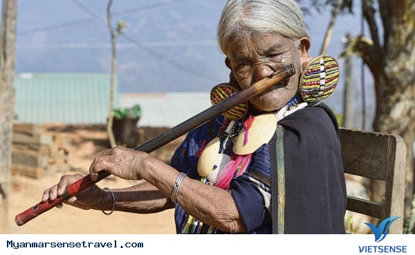 Những phụ nữ mặt hổ chỉ có ở Myanmar - Ảnh 4