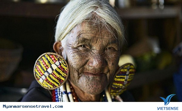 Những phụ nữ mặt hổ chỉ có ở Myanmar - Ảnh 3