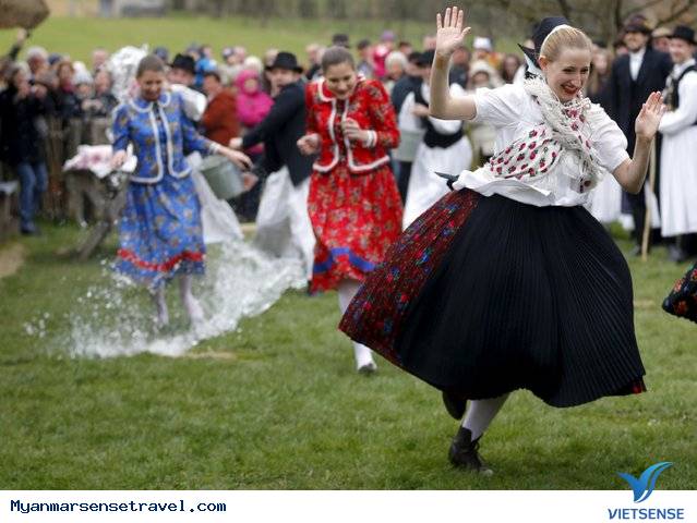 Lễ dội nước vào các cô gái, Hungary - Ảnh 1 Lễ dội nước vào các cô gái, Hungary - Ảnh 1