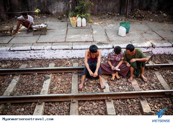 Lắc lư trên chuyến tàu Yangon Lắc lư trên chuyến tàu Yangon