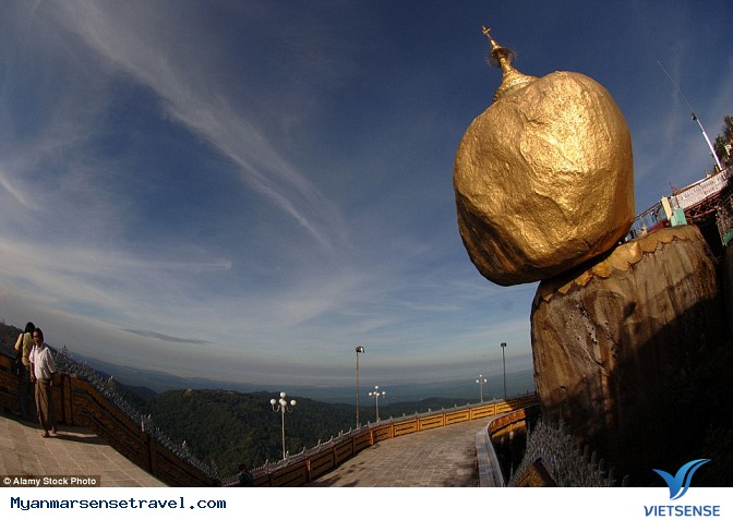 Hòn đá vàng Chênh vênh đầy nguy hiểm ở Myanmar - Ảnh 1