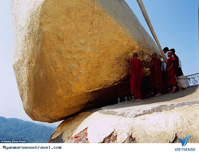 Hòn đá vàng Chênh vênh đầy nguy hiểm ở Myanmar - Ảnh 4