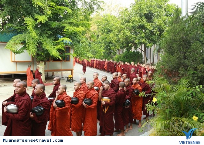 Cố đô Yangon: Ô tô, mặc váy và ăn trầu! - Ảnh 3