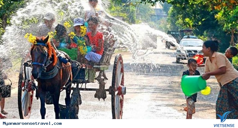 Tham gia Tết té nước Thingyan