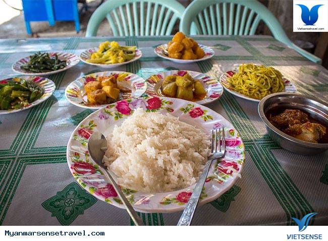 Thưởng thức đồ ăn tại nhà hàng địa phương Thưởng thức đồ ăn tại nhà hàng địa phương