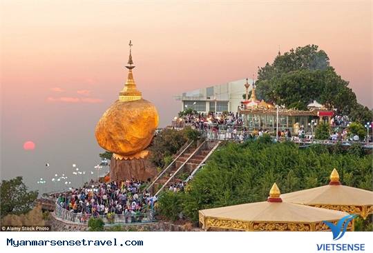 Độc Đáo Ngôi Chùa Nằm Chênh Vênh Trên Đỉnh Hòn Đá Vàng - Ảnh 3 Độc Đáo Ngôi Chùa Nằm Chênh Vênh Trên Đỉnh Hòn Đá Vàng - Ảnh 3