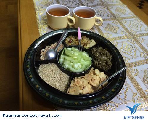 Uống trà ăn bánh mứt