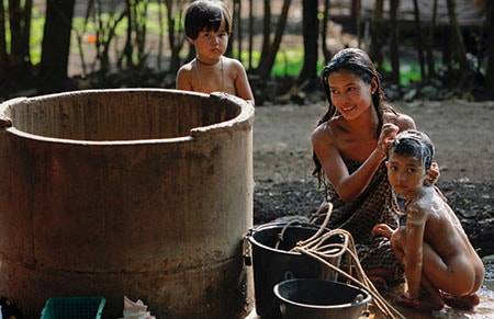 Lạ lùng tục kết hôn nhờ bói gà tại Myanmar - Ảnh 4 Lạ lùng tục kết hôn nhờ bói gà tại Myanmar - Ảnh 4