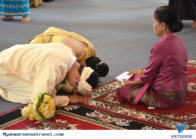 Lạ lùng tục kết hôn nhờ bói gà tại Myanmar - Ảnh 3 Lạ lùng tục kết hôn nhờ bói gà tại Myanmar - Ảnh 3