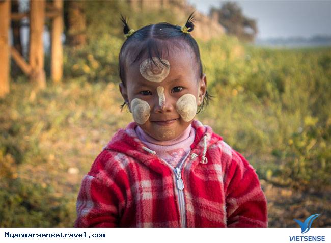 Tô điểm gương mặt bằng Thanakha