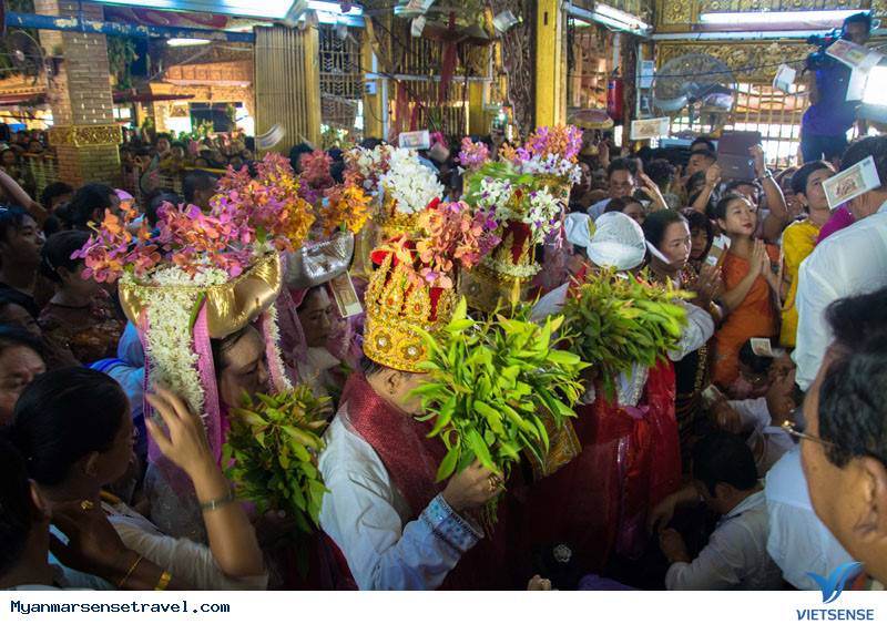 Tham gia lễ hội thần Nat