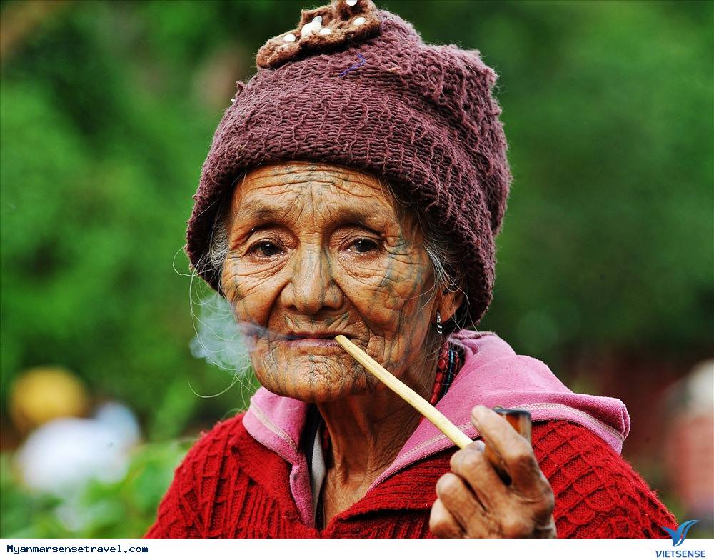 Tục Phụ Nữ Xăm Mặt Làm Duyên Độc Đáo Ở Myanmar - Ảnh 4 Tục Phụ Nữ Xăm Mặt Làm Duyên Độc Đáo Ở Myanmar - Ảnh 4